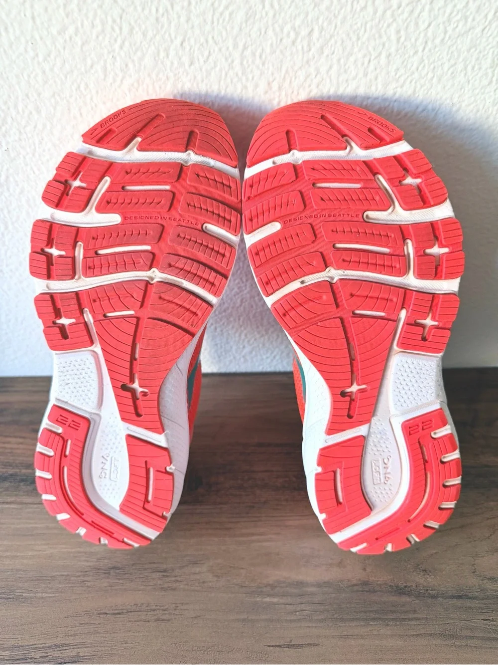 Brooks Womens Adrenaline GTS 22 Coral  LatigoBay Blue / White (Size: 9 Medium-B)